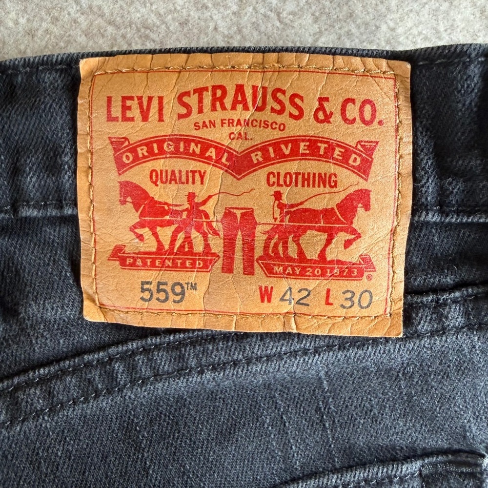 Levi 559 Relaxed Straight Jeans W42 L30 Black Faded Denim Pants 00559-0239 - Picture 3 of 9